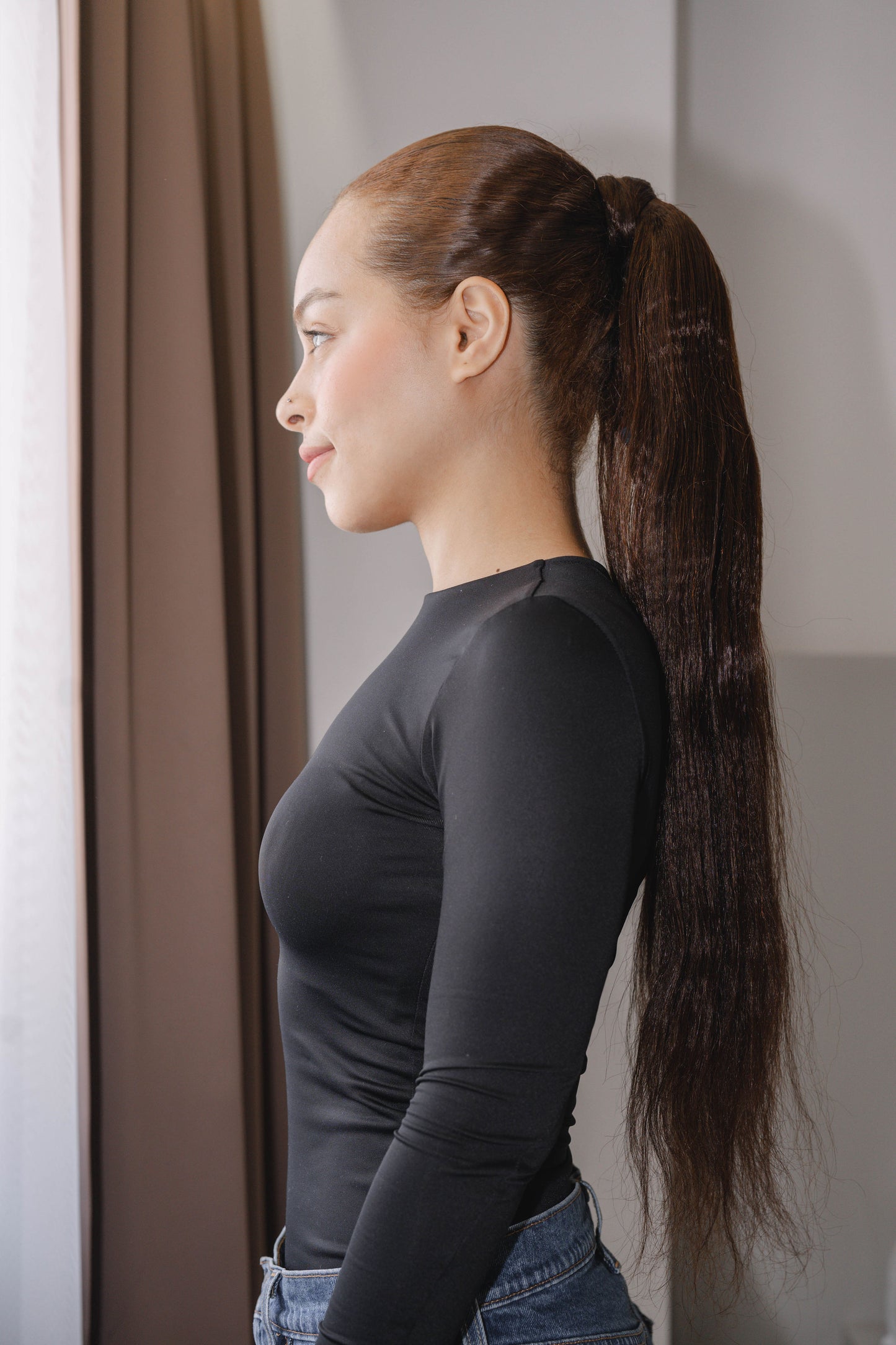 22-inch Yaki ponytail made of 100% raw human hair in color 4 (medium brown), 100g, with natural texture and fullness