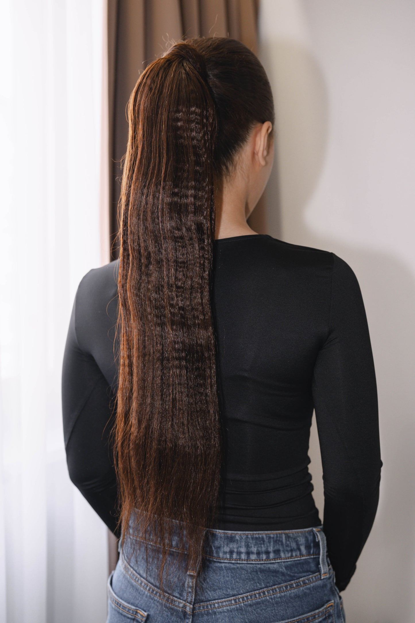 22-inch Yaki ponytail made of 100% raw human hair in color 4 (medium brown), 100g, with natural texture and fullness